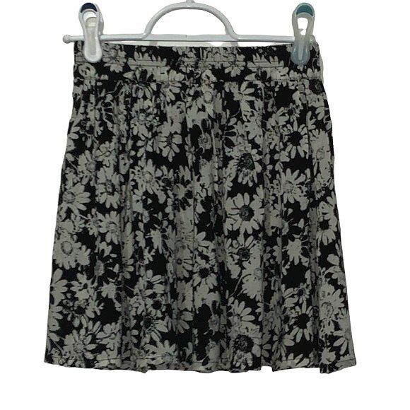 Aeropostale Bethany Mota  Daisy Floral Skater Skirt Black White Size Extra Small - Picture 3 of 5